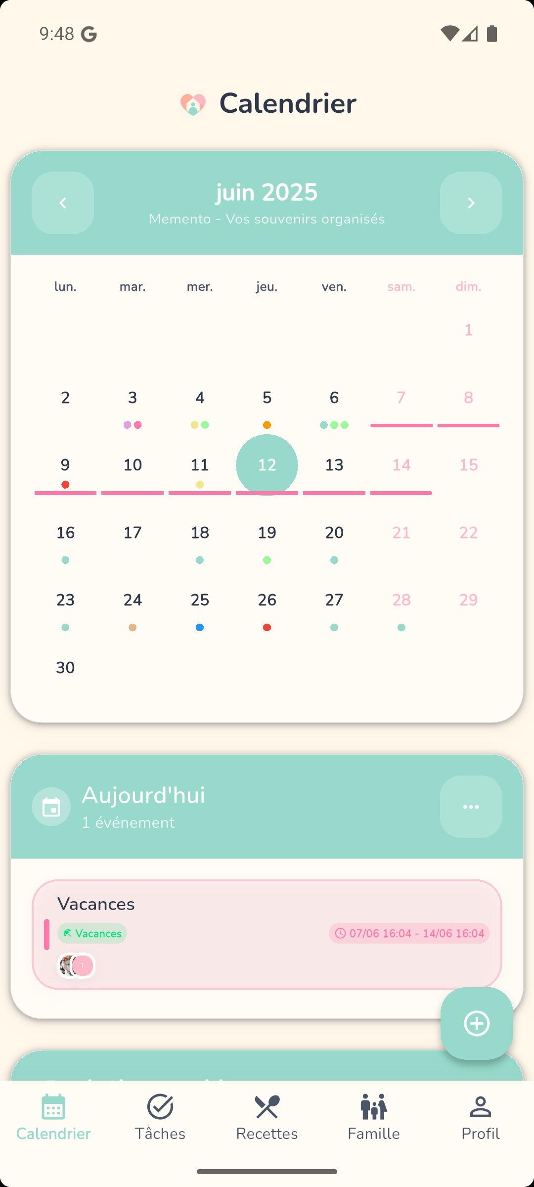 Écran mobile Memento montrant le calendrier familial avec événements colorés et vue mensuelle
